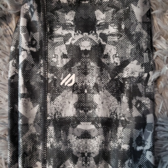 Eddie Bauer black/gray print leggings - Picture 3 of 7